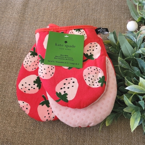 Kate Spade Kids Strawberry Oven Mitts - Red and Pink - Picture 4 of 6